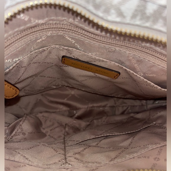 Michael Kors Messenger Crossbody - Vanilla - Picture 5 of 7